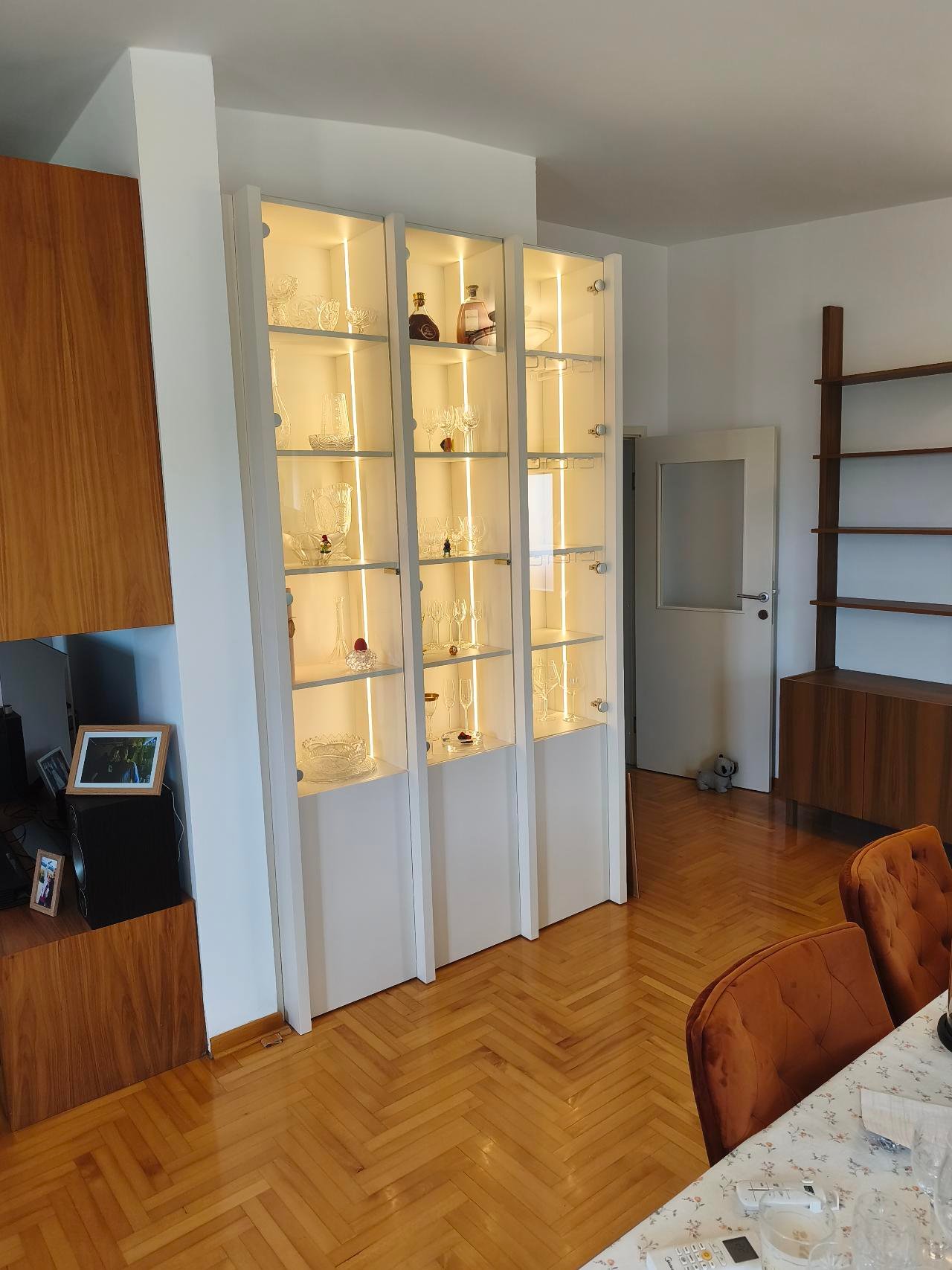 Vitrina sa LED rasvetom